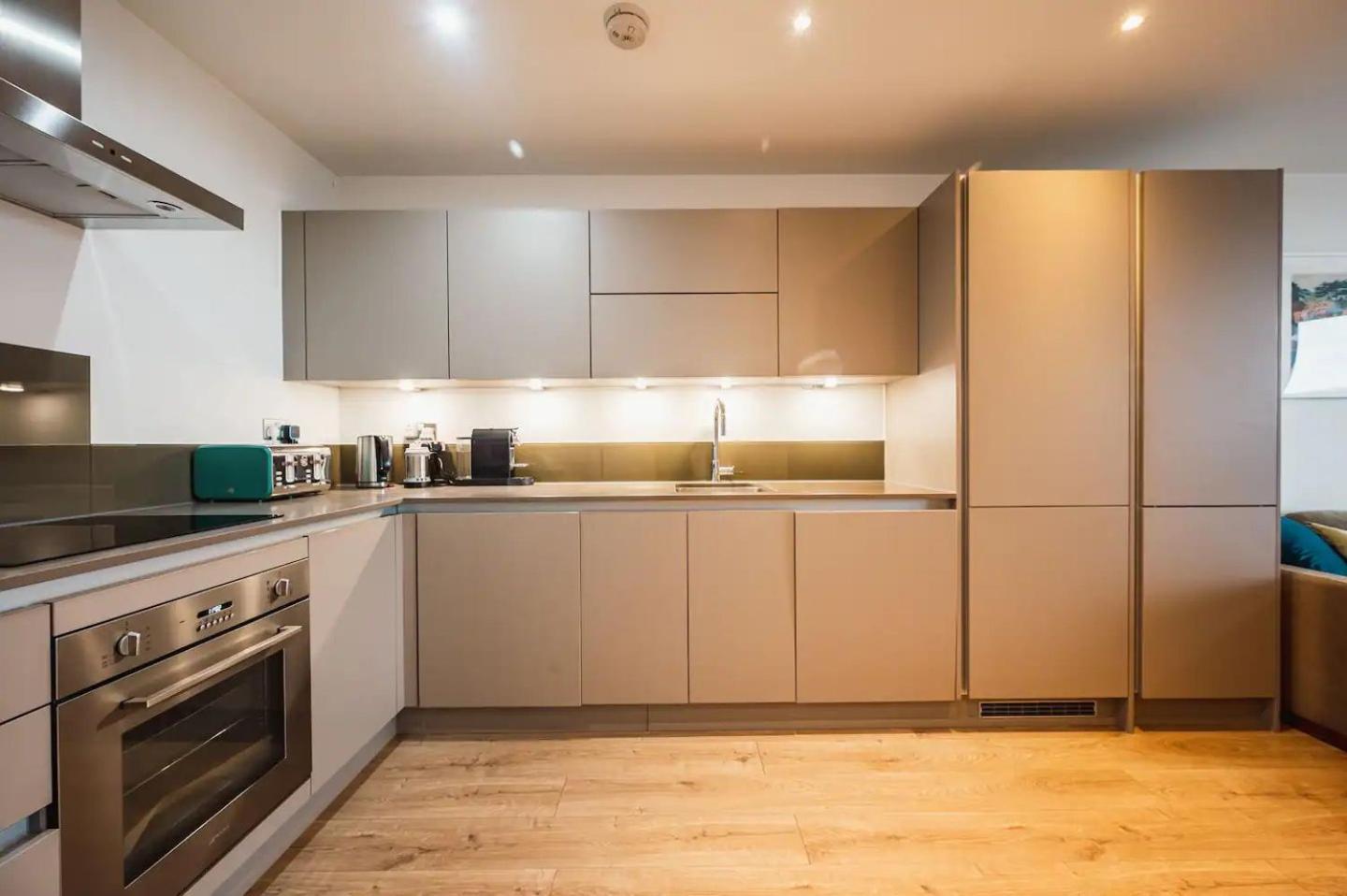 Pass The Keys 3 Bed 2 Bath With Stunning Views From The 8th Fl Londres