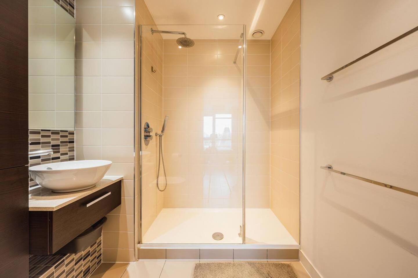 Pass The Keys 3 Bed 2 Bath With Stunning Views From The 8th Fl Appartement Londres