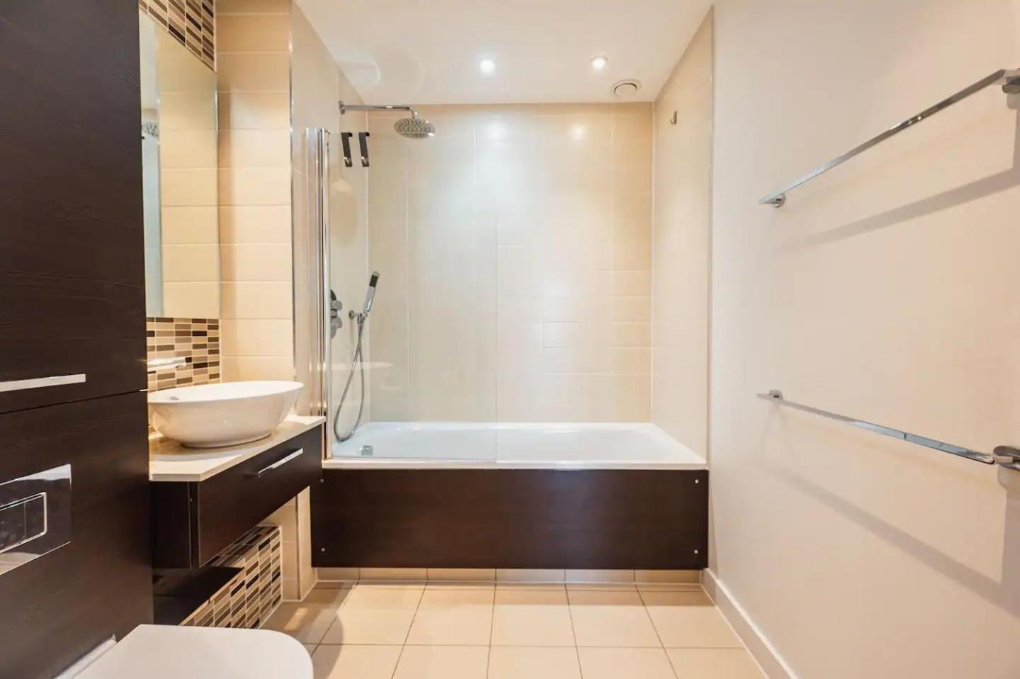 Pass The Keys 3 Bed 2 Bath With Stunning Views From The 8th Fl Londres