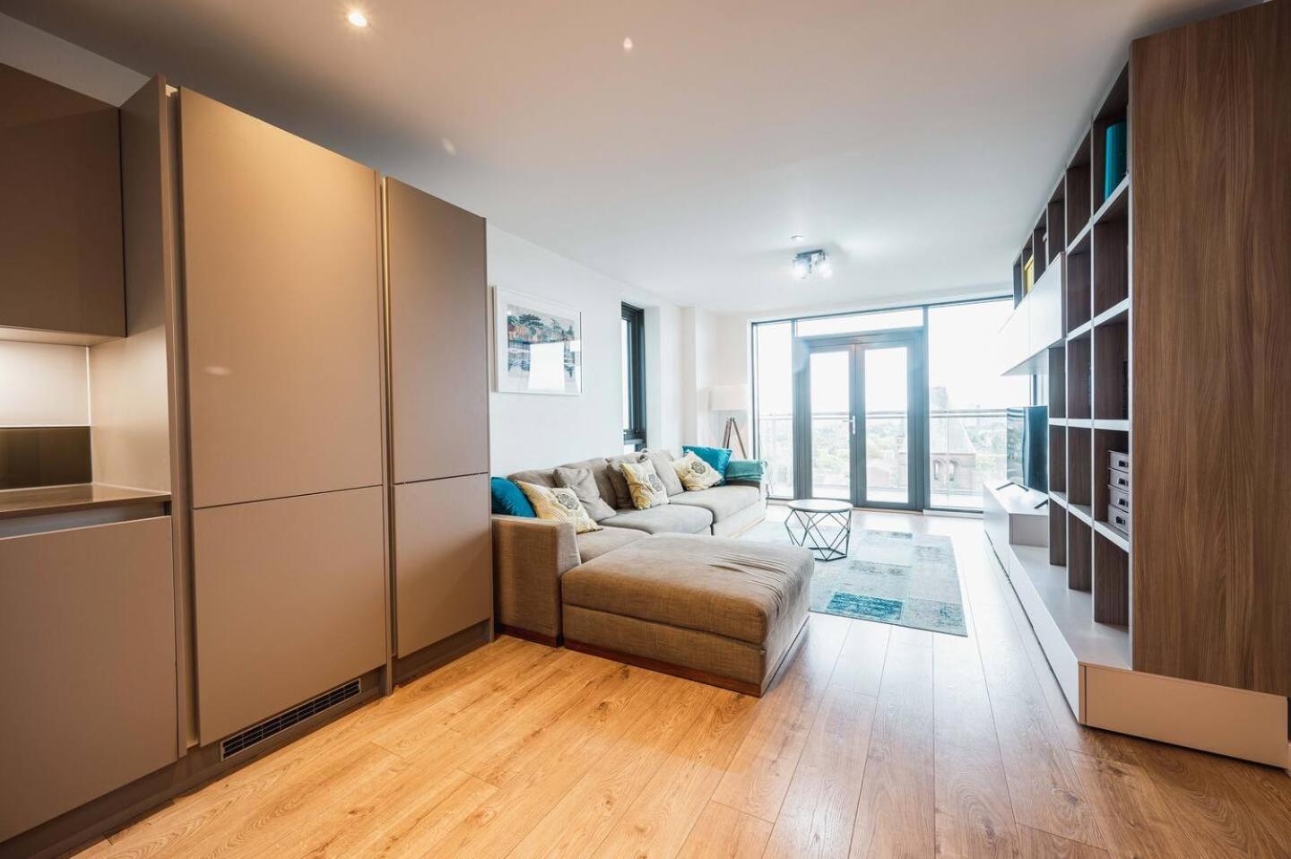 Pass The Keys 3 Bed 2 Bath With Stunning Views From The 8th Fl * Londres