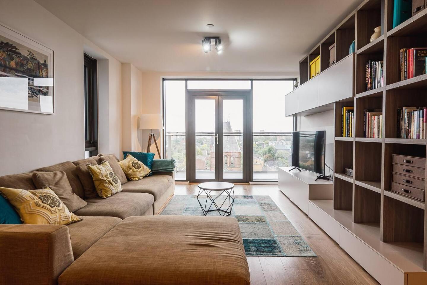 Pass The Keys 3 Bed 2 Bath With Stunning Views From The 8th Fl