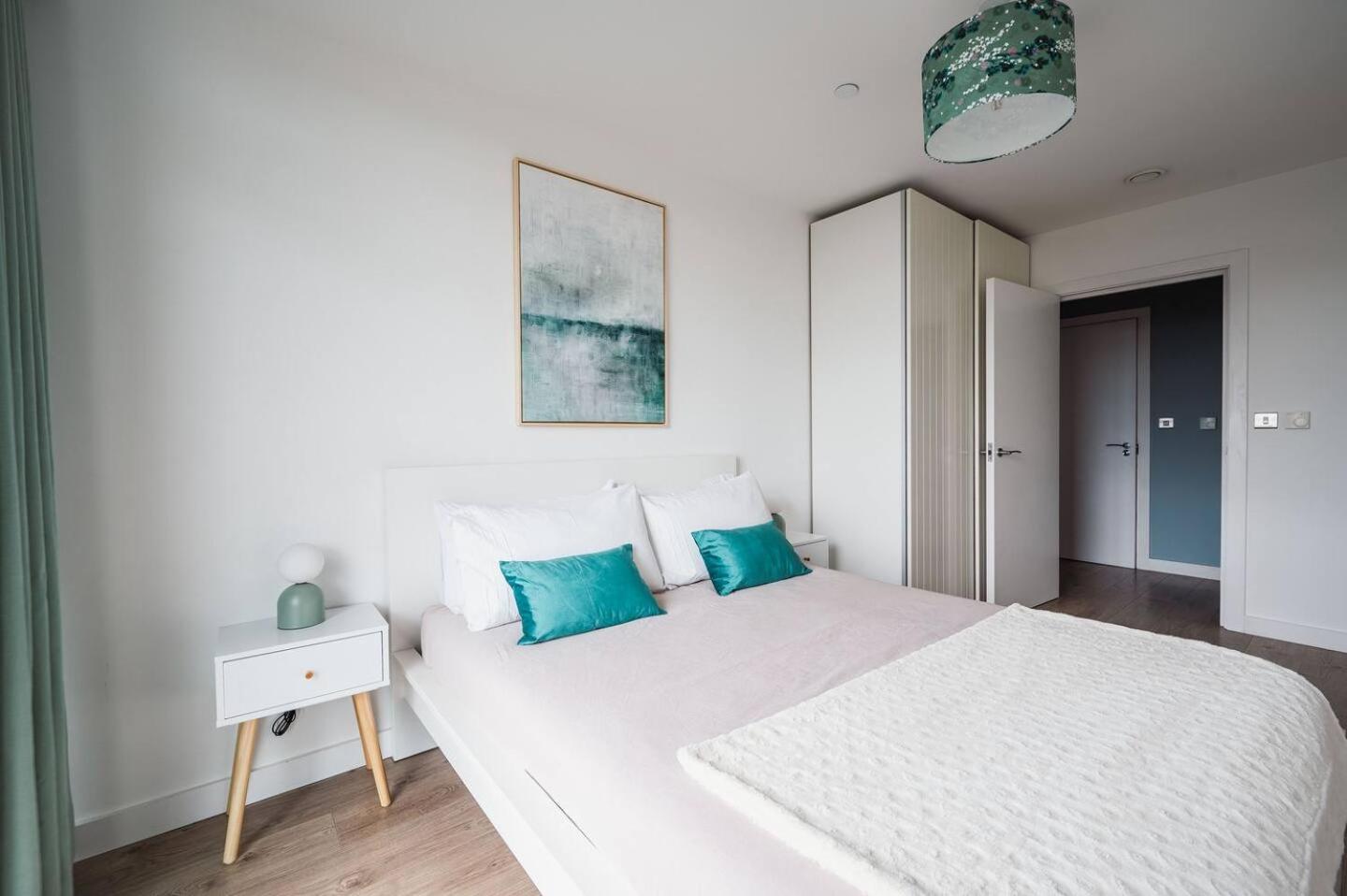 Pass The Keys 3 Bed 2 Bath With Stunning Views From The 8th Fl * Londres