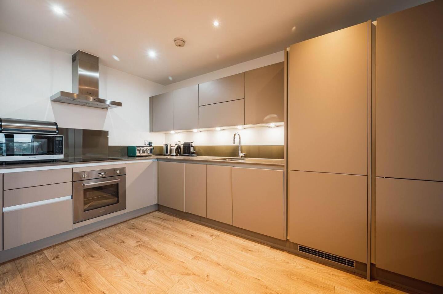 Pass The Keys 3 Bed 2 Bath With Stunning Views From The 8th Fl